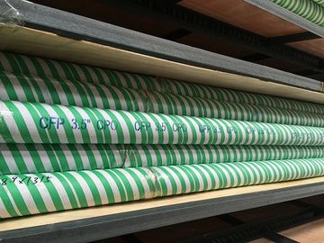 地上の磨かれたクロムは空の鋼管棒、引かれた風邪を-めっきしました